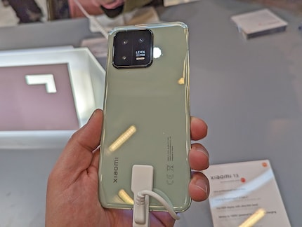 L'attuale Xiaomi 13, qui mostrato con una normale batteria agli ioni di litio, ha una versione da laboratorio con una batteria allo stato solido.