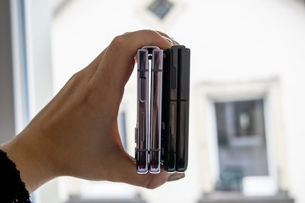 …und lässt sich bündig schliessen. Links Samsung, rechts Oppo.