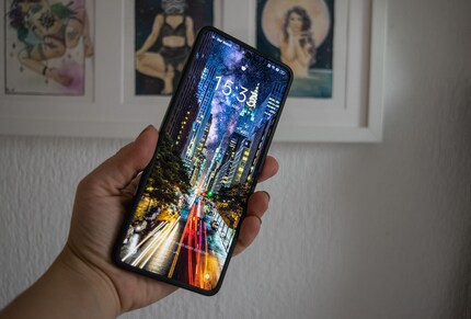 Die Farben des AMOLED-Displays sind schön anzusehen.