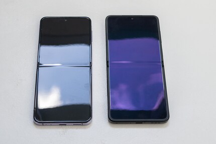 Im Vergleich zu Samsungs Flip (links) hat Oppos Flip eine weniger starke Delle…