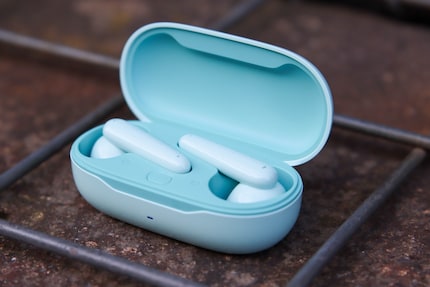 Les Freebuds SE dans leur étui : celui pour l’oreille droite sur le côté droit et celui pour l’oreille gauche sur le côté gauche.