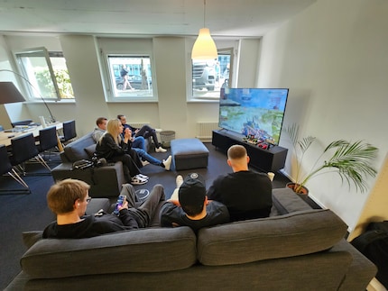Im Zuschauerbereich konnten die Begleitpersonen der Spieler das Geschehen auf dem grossen TV mitverfolgen.