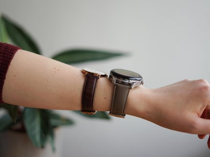 La montre est épaisse.