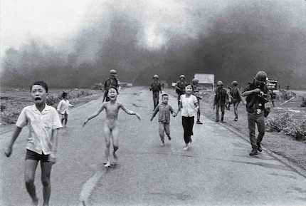 Schon der Bildausschnitt kann eine Aussage verändern: «Napalm Girl» von Nick Ut ist ein ikonisches Kriegsbild. Der Soldat rechts, der an seiner Kamera kurbelt wurde in vielen Publikationen allerdings rausgeschnitten, weil er zu teilnahmslos aussieht.