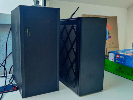 Il NUC (a destra) non è molto più piccolo del mio PC mini-ITX.