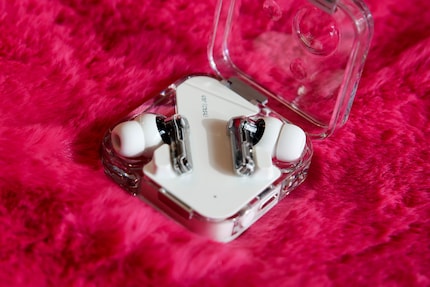 Je dois appuyer sur l'Ear (2) pour la commande.