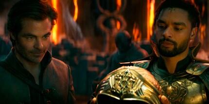Edgin (Chris Pine) et Xenk (Regé-Jean Page) à la recherche d’une précieuse relique.