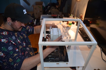 Clemens inserisce il radiatore della CPU.