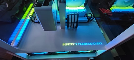 Naturalmente, non dovrebbe mancare nemmeno un'illuminazione RGB decente.