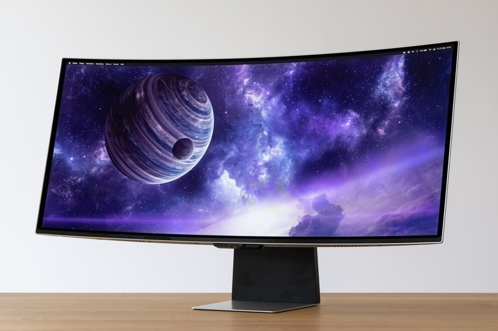 Der Samsung Odyssey OLED G8 wirkt auf mich etwas moderner, aber auch billiger.