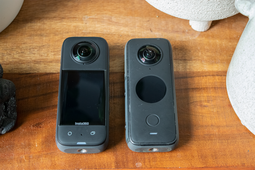 La Insta360 X3 di sinistra con il grande schermo rettangolare è più facile da utilizzare rispetto alla Insta360 One X2 di destra, con il piccolo display rotondo.