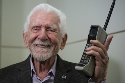 Martin Cooper tätigte den ersten Anruf über ein Mobiltelefon.