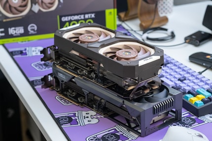 Die Asus GeForce RTX 4080 Noctua OC Edition ist dicker, dafür kürzer als die Asus TUF Gaming GeForce RTX 4080 OC Edition.