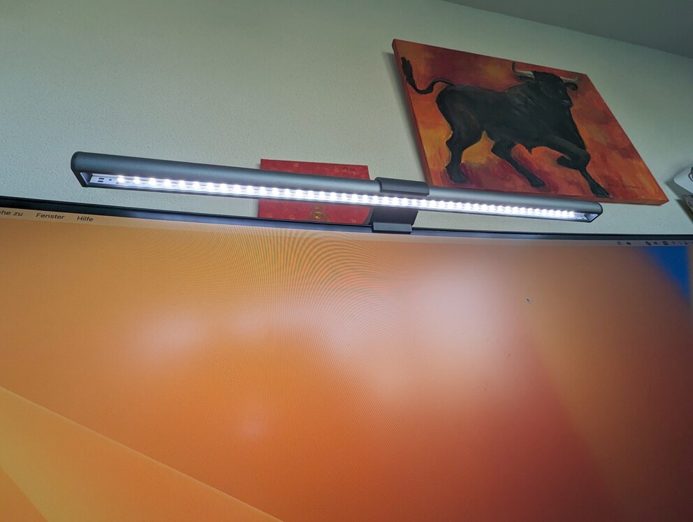I LED della screenbar illuminano lo schermo sulla scrivania.