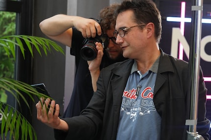 Als Experte fürs mobile Telefonieren kann Jean-Claude Frick sein Smartphone natürlich jederzeit gekonnt Fotografen vor die Linse halten.