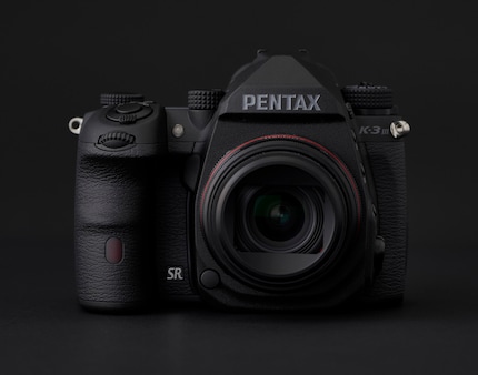 In teoria, la nuova Pentax scatta foto migliori in scala di grigi rispetto alle altre fotocamere.