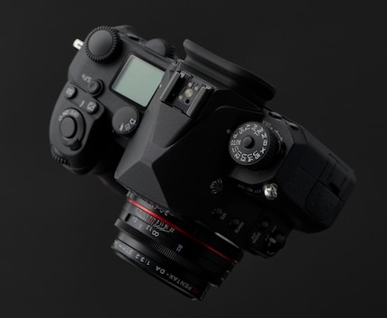 Corpo e funzionamento della nuova Pentax sono identici a quelli della K-3 Mark III originale.