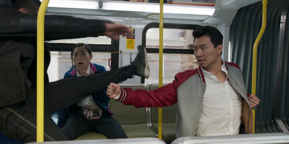 Eh non, il ne s’agit pas d’un film de Jackie Chan, mais bien d’un super combat de kung-fu dans « Shang-Chi ».