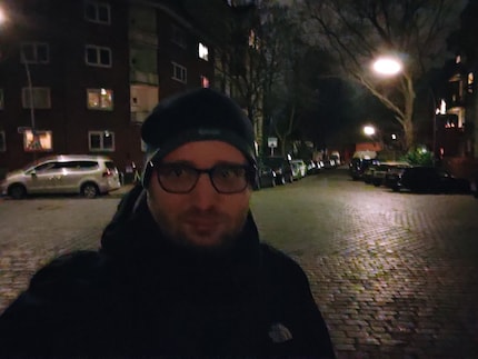 Selfie con il buio e la modalità automatica (con la modalità notturna le cose migliorano un po’).