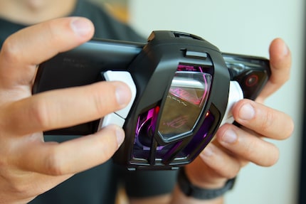 La ventola rende lo smartphone più ingombrante.