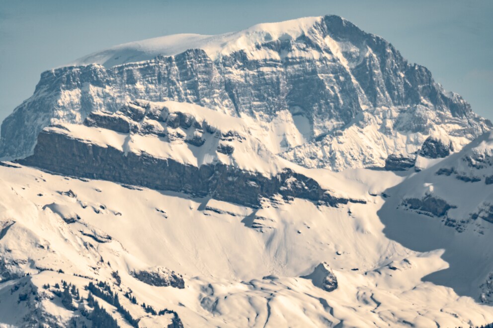 Da oltre 50 chilometri di distanza con un obiettivo da 900 mm, la montagna non viene messa a fuoco.