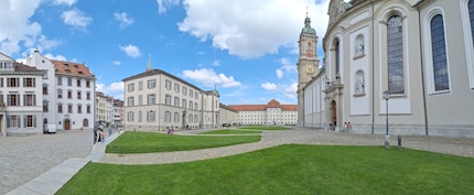 180 Grad meines Panorama-Fotos vom Klosterplatz in St.Gallen.