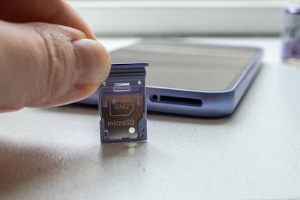 Das Budget-Smartphone hat zwei Slots für SIM-Karten.