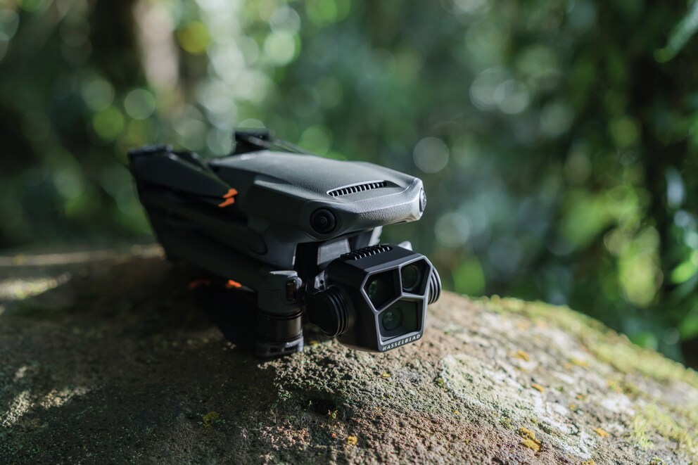 Die neue Mavic 3 Pro: Unten die Hauptkamera, oben die beiden Tele-Kameras.