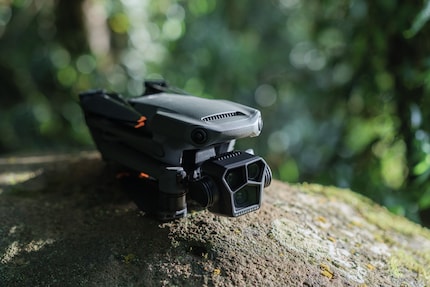 The new Mavic 3 Pro: The main camera at the bottom, the two telephoto cameras at the top.
