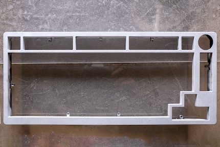 Nach einer gefühlten Ewigkeit bin ich endlich fertig mit Sandstrahlen. Da ich nur die sichtbare Seite der Tastatur färben will, strahle ich nicht das ganze Teil.
