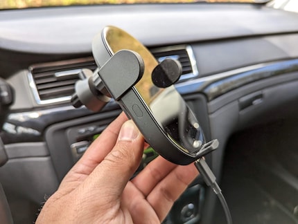 Le support de Xiaomi se charge sans fil et s'ouvre automatiquement.