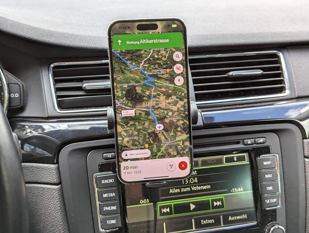 Navigieren mit der Satellitenansicht von Google ist ein Genuss – wenn das Handy gut positioniert ist.