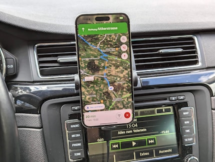 Navigieren mit der Satellitenansicht von Google ist ein Genuss – wenn das Handy gut positioniert ist.