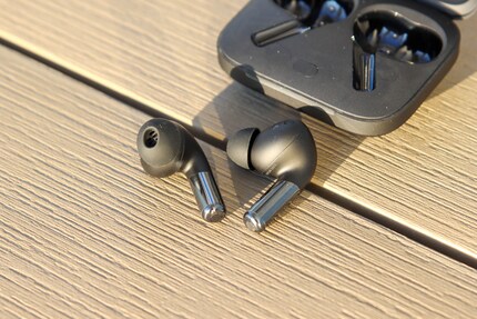 I OnePlus Buds Pro 2 si adattano comodamente all'orecchio.