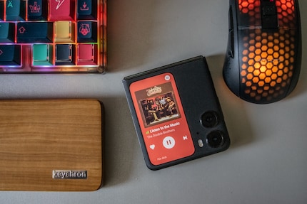 Con Spotify, puoi usare il display esterno come lettore musicale.