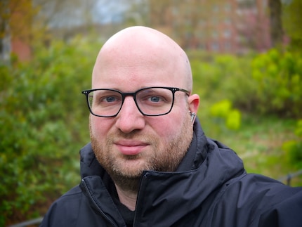 Porträt mit 50 Millimetern und verwirbeltem Bokeh.