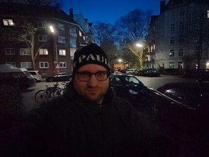 Für Selfies lieber eine Lichtquelle suchen als auf den Nachtmodus vertrauen.
