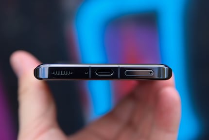 Der USB-C-Anschluss nimmt bis zu 120 Watt entgegen.