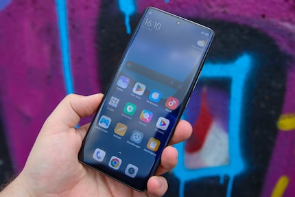 Auch bei Sonnenschein immer gut zu erkennen: das Display des Xiaomi 13 Pro.