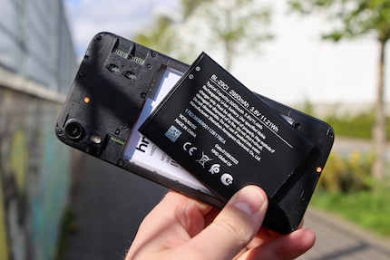 La batterie peut être retirée sans outil. 