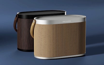 Les nouvelles Beosound A5 se présentent sous deux formes différentes : Design de chaise en osier mesh ou lames de chêne foncé.