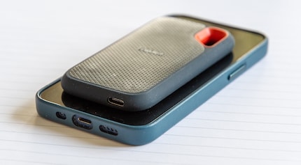 Sembra uno smartphone, solo più piccolo. E senza schermo. E rotto. E con un foro in alto a destra. Ma per il resto è proprio come uno smartphone.