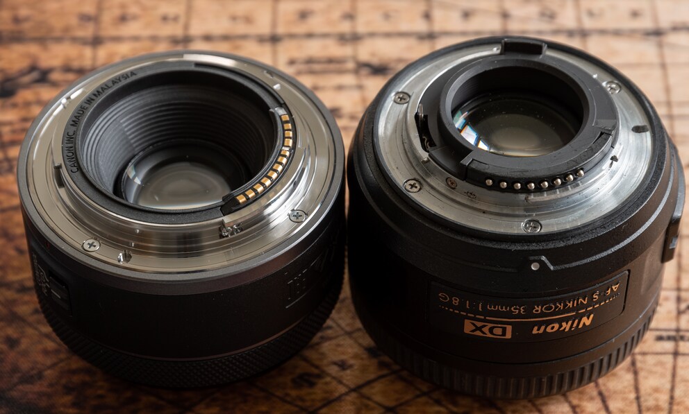 A sinistra l'innesto a baionetta di Canon per fotocamere mirrorless, a destra quello di Nikon per fotocamere reflex. Non coincidono.