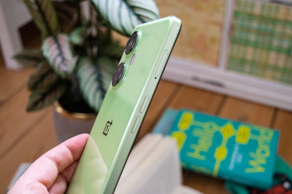 Das Smartphone ist mit 195 Gramm sehr leicht.