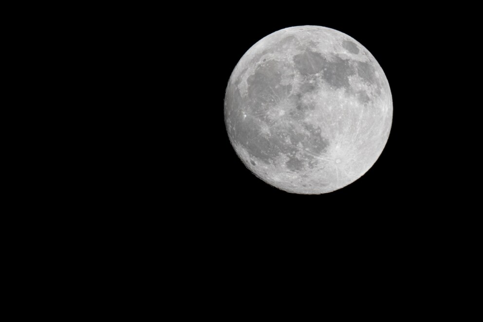 La luna è facile da fotografare con l'obiettivo da 900 mm.