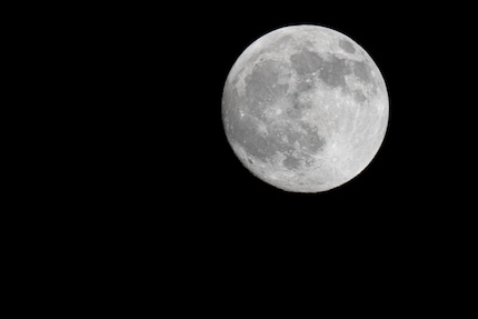 La luna è facile da fotografare con l'obiettivo da 900 mm.