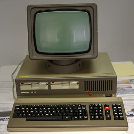 Die zwei Diskettenlaufwerke des PC1715 sind prominent auf der Front.