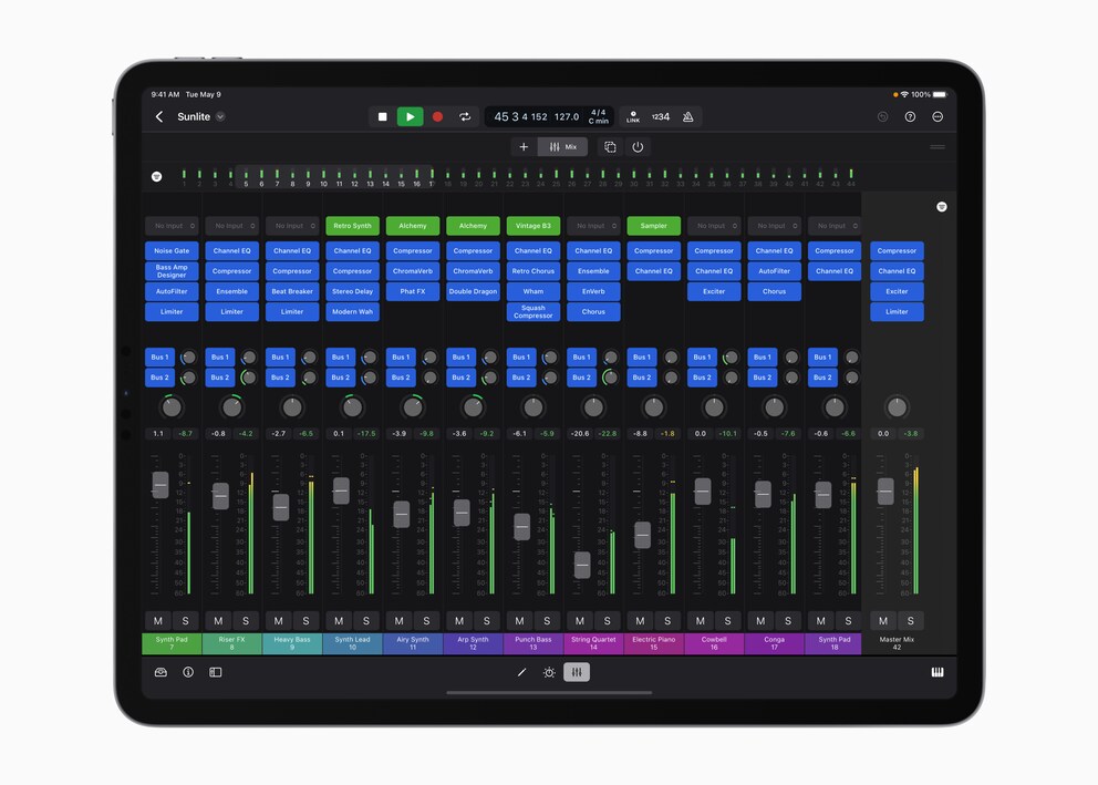So sieht die Benutzeroberfläche des Mixers von Logic Pro auf dem iPad aus.