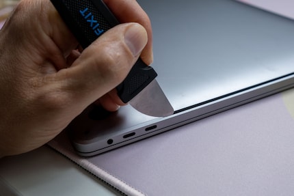 Le Jimmy passe dans des endroits étroits, comme la rainure de mon MacBook.