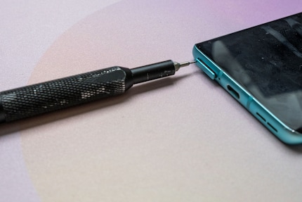 Le set iFixit propose même un accessoire pour retirer les cartes SIM.